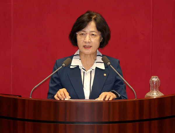 추미애 더불어민주당 의원이 15일 페이스북에 올린 글을 통해 “매를 들어야 할 때 매를 드는 것이 어른의 도리”라며 문 재인 전 대통령이 이낙연 새미래민주당 상임고문과 만난 것을 비판했다. 사진=연합뉴스 