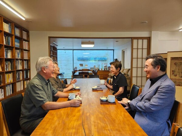 이낙연 새미래민주당 상임고문 내외가 지난 13일 경남 양산 평산마을을 찾아 문재인 전 대통령 부부를 예방하고 있다. 사진=이낙연 새미래민주당 성임고문 사회관계망서비스(SNS) 갈무리 