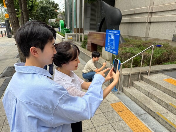 로드메이커 활동에 참여해 사진을 촬영하고 있는 SK이노베이션 계열 구성원들. 사진=SK이노베이션