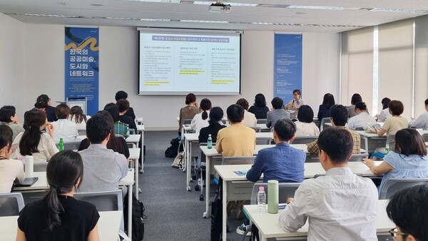 '2025 공공미술 포럼'에 참여한 김이순 미술사학자가 발제를 하고 있다. 사진=세화미술관