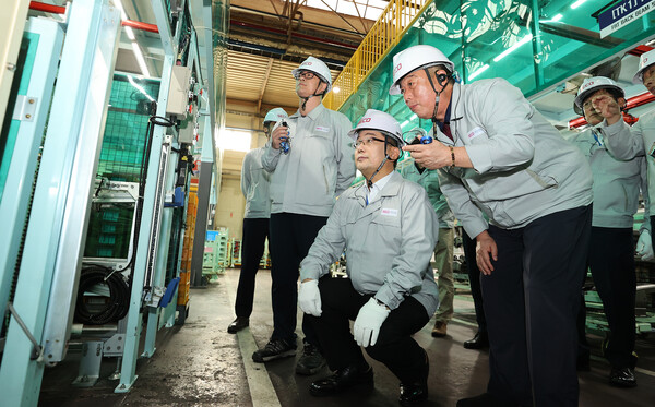 하나은행은 '자동차 산업 수출 공급망 강화를 위한 금융지원' 1호 지원 기업인(주)서진산업 시흥 본사를 방문하여 상생 협력을 모색했다.(주)서진산업을 찾은 이호성 하나은행장(사진 왼쪽에서 세번째)이 최재홍 서진산업 대표이사(사진 왼쪽에서 네번째)로 부터 생산시설에 대한 설명을 듣고 있다. 사진=하나은행 제공