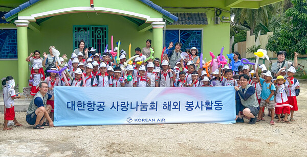 봉사활동에 참여한 대한항공 임직원들이 기념촬영을 하는 모습. 사진=대한항공