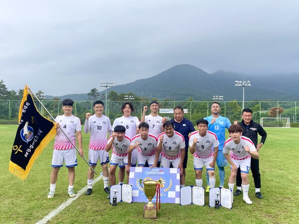 이스타항공 제우스 FC 축구단이 14일 기장군월드컵빌리지에서 대회 우승 기념 촬영을 하고 있다. 사진=이스타항공