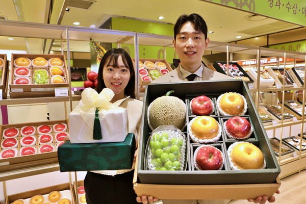 본점 지하 1층 식품관에서 모델이 추석 청과 기프트를 홍보하고 있다. 사진=제공
