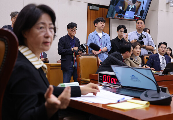 나경원 국민의힘 의원(오른쪽 앞줄 가운데)이 지난 16일 서울 여의도 국회에서 열린 법제사법위원회 전체회의에서 추미애 법사위원장을 향해 발언하고 있다. 사진=연합뉴스