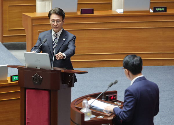 김민석 국무총리(왼쪽)가 17일 국회 경제 분야 대정부 질문에서 대미 관세 협상 등과 관련한 전략을 언급했다. 사진=연합뉴스 