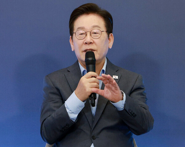 이재명 대통령이 지난 17일 경기도 성남시 스타트업 스퀘어에서 열린 청년 스타트업 상상콘서트에 참석해 청년들과 소통에 나섰다. 사진=연합뉴스 