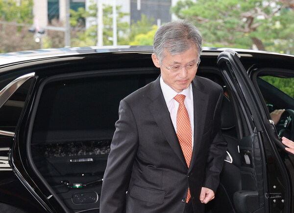 전날 '대선 개입 의혹' 관련 반박 입장문을 냈던 조희대 대법원장이 18일 서울 서초구 대법원으로 출근 중이다. 사진=연합뉴스 