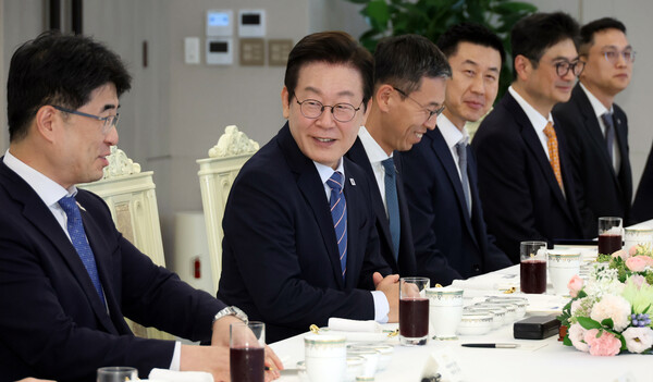 이재명 대통령(왼쪽부터 두번쨔)이 18일 용산 대통령실에서 증권사 리서치센터장들과 오찬 간담회를 갖고 있다. 사진=연합뉴스