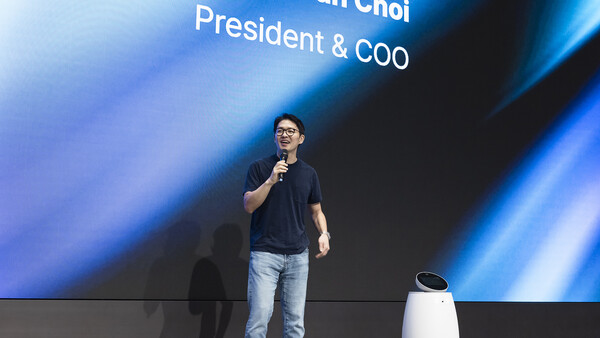 'SK네트웍스 AI WAVE 2025'에서 기조 연설을 하고 있는 최성환 SK네트웍스 사장. 사진=SK네트웍스