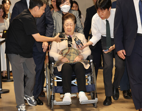 한학자 통일교 총재가 지난 17일 서울 종로구 KT광화문빌딩에 마련된 민중기 특별검사팀 사무실에서 9시가 가까이 조사를 받은 뒤 귀가 중이다. 사진=연합뉴스 