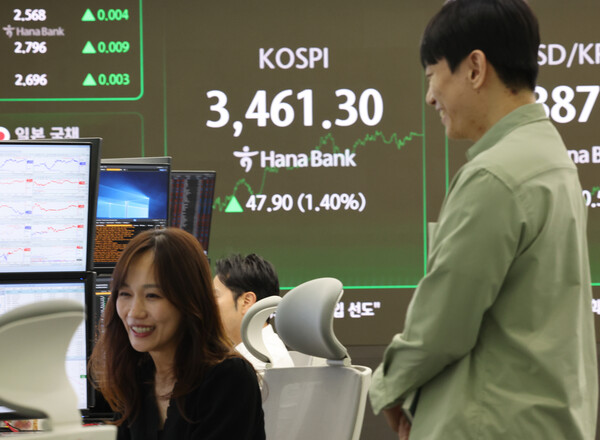 18일 서울 중구 하나은행 딜링룸에서 딜러들이 대화하고 있다. 사진=연합뉴스