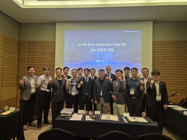 추계 학술대회에서 (왼쪽 네 번째)강영신 항우연 박사, (왼쪽 다섯 번째) 박진석 KAI 상무, (왼쪽 여섯 번째)박중동 항공사 부사령관이 기념촬영하는 모습. 사진=KAI