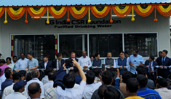 [참고사진①] LG폴리머스 재단 관계자들이 마을 주민들과 함께 신규 식수시설 준공 행사를 진행하고 있다