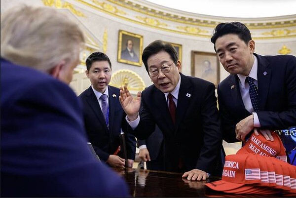 이재명 대통령과 강훈식 대통령실 비서실장이 지난 8월 25일(현지시각) 미국 워싱턴 D.C. 백악관 오벌오피스에서 '결단의 책상'에 앉은 도널드 트럼프 대통령과 이야기를 나누고 있다. 사진=백악관 플리커