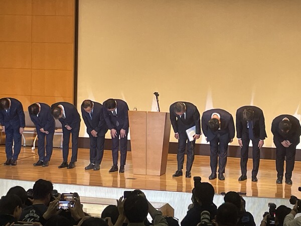 조좌진 롯데카드 대표이사 등 관계자들이 18일 서울 중구 부영태평빌딩에서 해킹 사고로 인한 고객 정보 유출사태에 대해 대고객 사과를 하고 있다. 사진=박동인기자