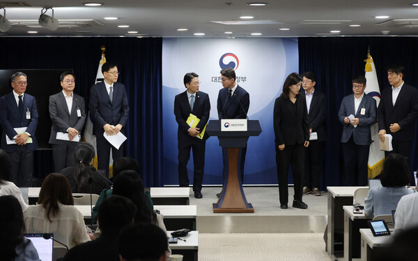 류제명 과기정통부 제2차관과 권대영 금융위 부위원장(왼쪽 네번째)이 19일 서울 종로구 정부서울청사에서 열린 해킹 대응을 위한 과기정통부-금융위 합동 브리핑을 갖고 있다. 사진=연합뉴스