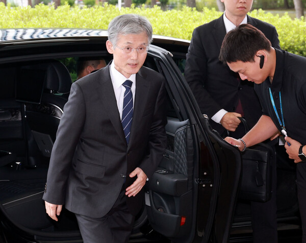 조희대 대법원장이 여권의 사퇴 압박에 별다른 입장을 표명하지 않은 채 출근하고 있다. 사진=연합뉴스 