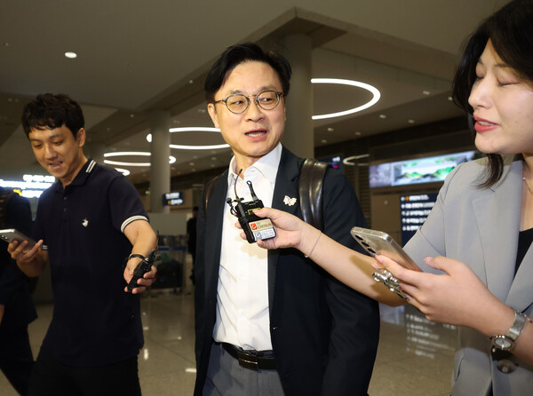 사진은 미국 현지에서 한미 관세협상 관련 후속 협의를 한 김정관 산업통상자원부 장관이 지난 14일 오전 영종도 인천국제공항을 통해 귀국하고 있다. 사진=연합뉴스