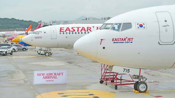 19일 오후, 이스타항공의 17, 18호기가 김포국제공항 계류장에 나란히 주기돼 있다. 사진=이스타항공