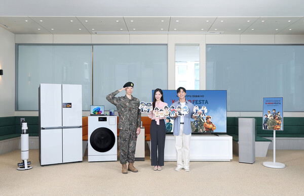 삼성전자 모델이 군인∙경찰∙소방∙교정 공무원 등을 대상으로 풍성한 혜택을 제공하는 'K-히어로 페스타'를 소개하고 있다. 사진=삼성전자 제공
