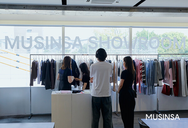 일본 도쿄에서 열린 무신사 쇼룸에서 상품을 둘러보는 현지 바이어의 모습. 사진=무신사 제공