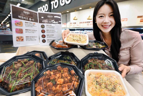 모델이 ‘홈플러스 메가 푸드 마켓 라이브’ 강서점에서 신메뉴 ‘홈플델리 5종’을 소개하고 있다. 사진=홈플러스 제공