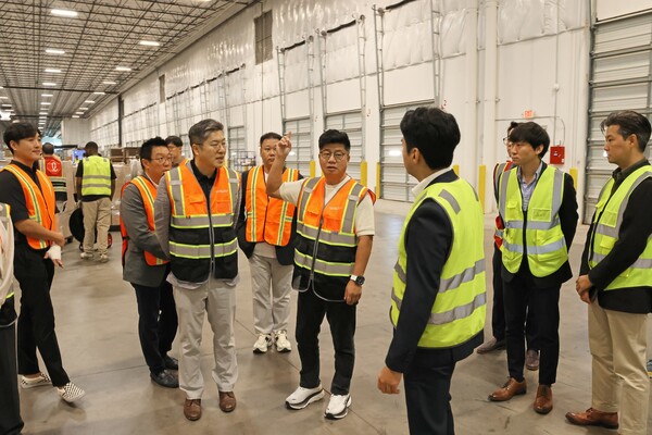 강병구 롯데글로벌로지스 대표이사(가운데)가 DFW 풀필먼트센터 현장을 시찰하고 있다. 사진=롯데글로벌로지스 제공