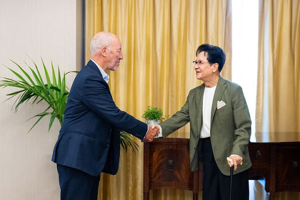 이재현 CJ그룹 회장(오른쪽)이 영국 런던에서 스포츠 마케팅 전문가 마이클 페인 대표를 만나 악수를 나누고 있다. 사진=CJ그룹 제공