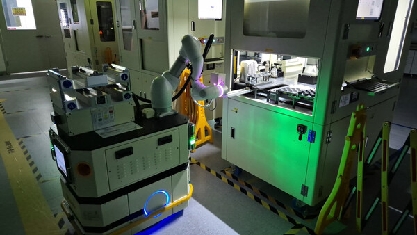 로봇 자동화 실험실(ASL)에서 야간 분석 실험을 하고 있는 자동화 로봇. 사진=LG화학