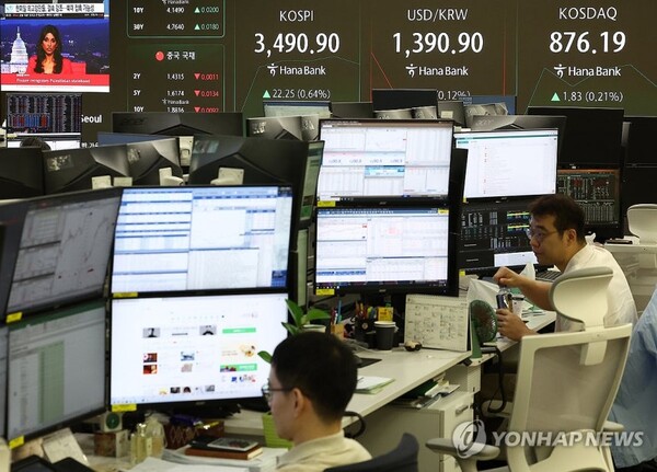 23일 오전 서울 중구 하나은행 본점 딜링룸 현황판에 코스피, 원/달러 환율, 코스닥 지수가 표시돼 있다. 사진=연합뉴스
