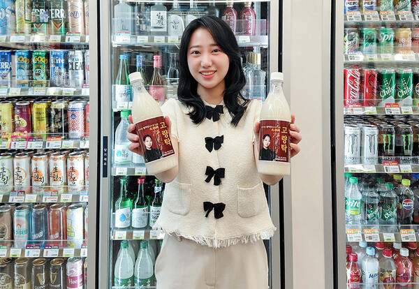 CU가 이번에 훌륭한 중식요리로 유명한 정지선 셰프와 함께 고량주를 함유한 막걸리 '고량탁'을 선보인다. 사진=BGF리테일 제공