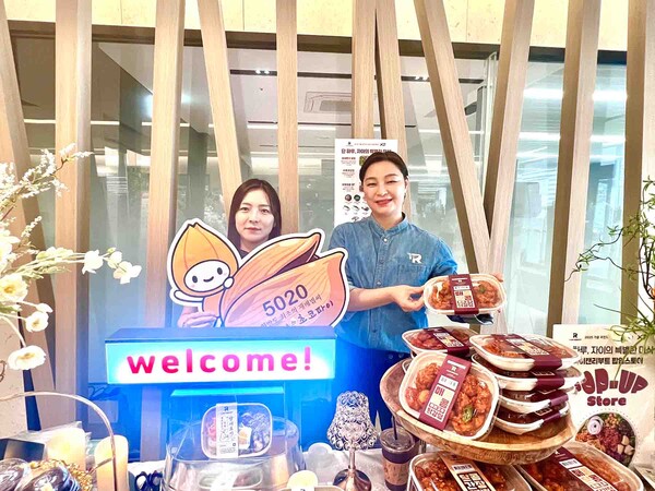 제너시스BBQ 그룹 계열사인 ‘아이캔리부트’는 지난 20일 과천자이 아파트 단지에서 열린 가을맞이 입주민 참여행사에서 푸드 팝업스토어를 성황리에 운영했다. 사진=제너시스BBQ 그룹