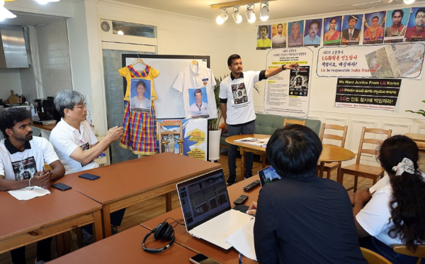 환경보건시민센터가 연 기자회견에서 LG화학 가스누출 사고 피해자들이 LG화학에 책임 이행을 촉구하고 있다. 사진=연합뉴스