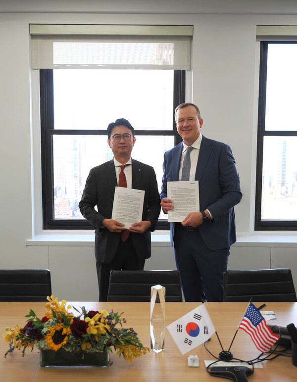박건후 NH투자증권 Client솔루션본부장(왼쪽)과 존 멜비 엑스펜시브 대표이사가 22일(현지시각) 엑스펜시브 뉴욕 사무소에서 열린 협약식 후 기념촬영을 하고있다.사진=NH투자증권 제공
