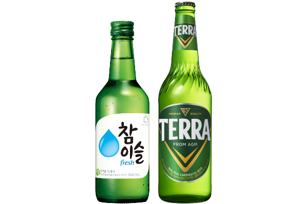 하이트진로의 참이슬(왼쪽)과 청정라거-테라 제품 이미지. 사진=하이트진로 제공