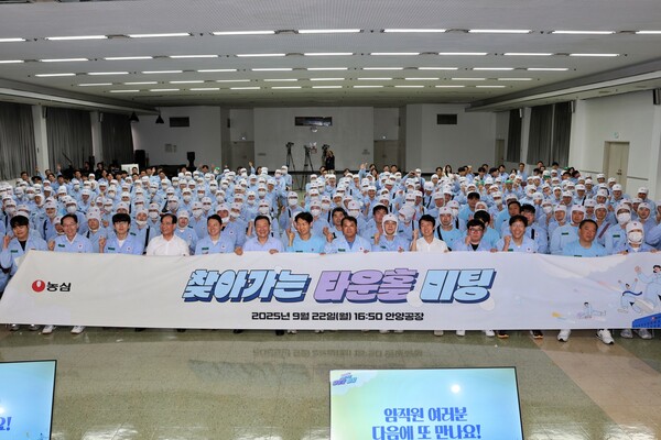 농심이 지난 22일 이병학 대표이사를 비롯한 경영진이 안양공장을 방문해 생산 현장 직원들과 소통하는 ‘찾아가는 타운홀 미팅’을 실시했다. 사진=농심