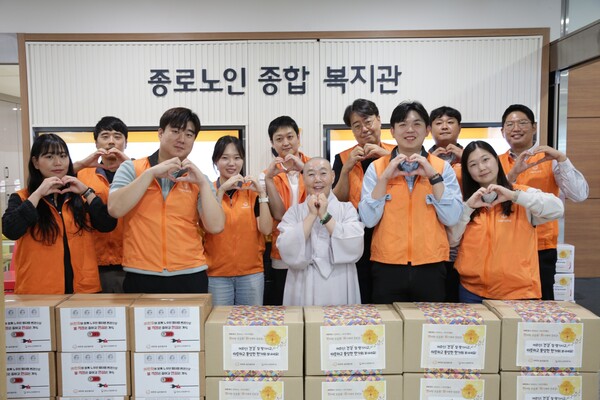 한화 글로벌부문 임직원 봉사단이 종로노인종합복지관장(정관 스님)과 기념촬영을 하고 있다. 사진=한화