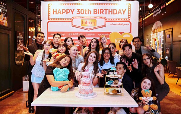 BBQ가 창립 30주년을 맞아 서울 송파구 ‘BBQ 빌리지 송리단길점’ 플래그십 매장에서 글로벌 친플루언서(Chicken+Influencer)들과 함께 특별한 생일파티를 성황리에 개최했다. 사진=제너시스BBQ 그룹