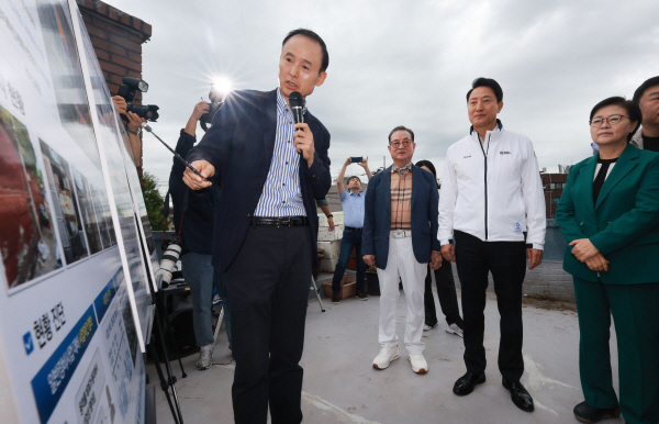 오세훈 서울시장이 24일 서울시가 추진한 재정비촉진사업 규제철폐안 '1호' 사업장인 미아2구역을 찾아 주민들과 소통하고 있다. 사진=연합뉴스