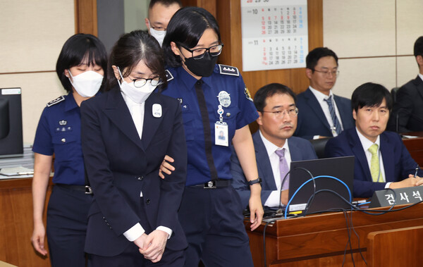 도이치모터스 주가조작과 명태균 공천개입, 통일교 청탁·뇌물 수수 의혹 혐의 등으로 구속상태에서 재판에 넘겨진 김건희 여사가 24일 오후 서울 서초구 서울중앙지방법원에서 열린 첫 재판에 출석 중이다. 사진=연합뉴스 