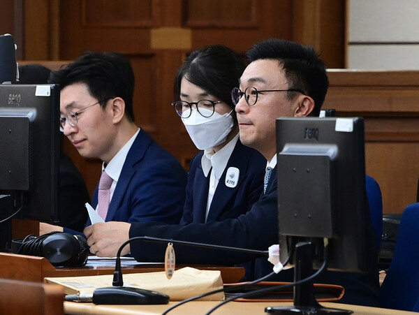 김 여사가 이날 서울 서초구 서울중앙지법에서 열린 첫 재판에서 변호인들과 함께 피고인석에 앉아 있다. 사진=연합뉴스 