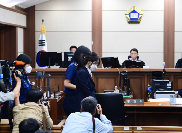 김 여사의 첫 재판은 40분만에 종료됐으며, 재판부는 오는 26일부터 공판준비기일 절차를 진행할 방침이다. 사진=연합뉴스  