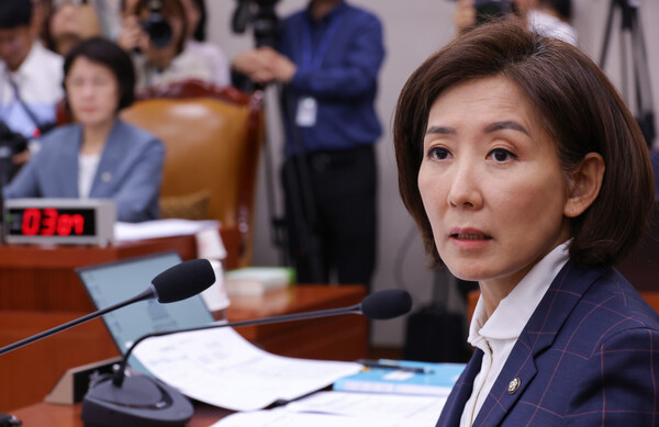 나경원 국민의힘 의원이 24일 서울 여의도 국회에서 열린 법제사법위원회 전체회의에 참석해 무소속 최혁진 의원의 발언을 듣고 있다. 사진=연합뉴스 