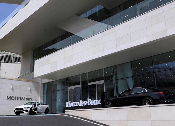 여수 모이핀 카페에 메르세데스-벤츠 차량이 전시돼 있다. 사진=한성모터스