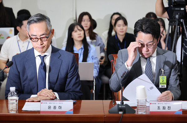 지난 23일 서울 여의도 국회에서 열린 롯데카드 개인정보 유출사태 관련 피해자 보호 방안 및 재발 방지 대책 간담회에 조좌진 롯데카드 대표이사, 윤종하 MBK파트너스 부회장이 참석해 있다. 사진=연합뉴스