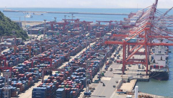 부산항 신선대부두에 컨테이너가 쌓여있다. 사진=연합뉴스