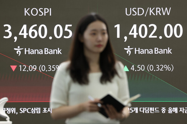 25일 오전 서울 중구 하나은행 본점 딜링룸 현황판에 코스피 및 환율 지수가 표시되고 있다. 사진=연합뉴스