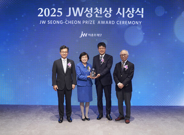 (왼쪽부터) 이경하 JW이종호재단 이사장(JW 회장), 2025 JW성천상 수상자 전진경 아프리카미래재단 짐바브웨지부 메디컬디렉터와 강동원 지부장, 이성낙 JW성천상위원회 위원장(가천대 명예총장)이 기념촬영을 하고 있다.(사진=JW이종호재단)