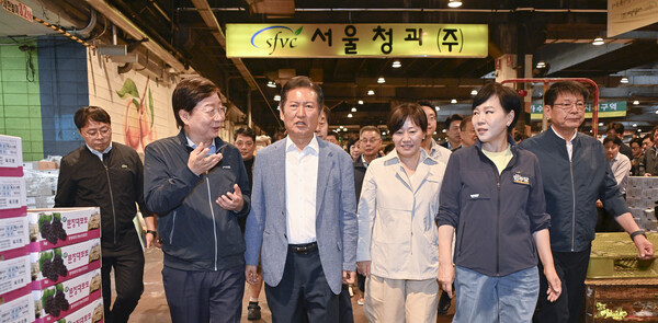 정청래 더불어민주당 대표(앞줄 왼쪽부터 두번째)가 25일 추석을 앞두고 물가점검을 위해 서울 송파구 가락동 농수산물도매시장을 찾았다. 사진=연합뉴스 